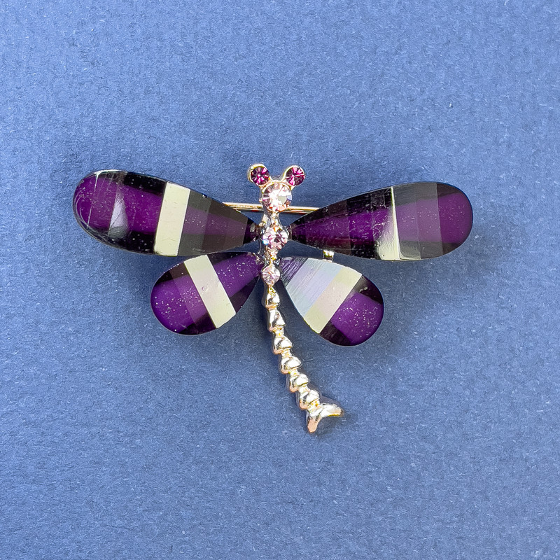 Brosche Schmetterling mit weißen und rosa Strasssteinen, violett-goldfarbenes Metall, Durchmesser ca. 40 mm, Länge ca. 30 mm
