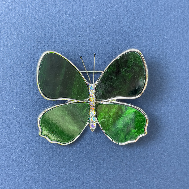 Brosche Schmetterling mit regenbogenfarbenen Strasssteinen, grünem Perlmutt, silberfarbenem Metall, Durchmesser ca. 44 mm, Länge ca. 38 mm