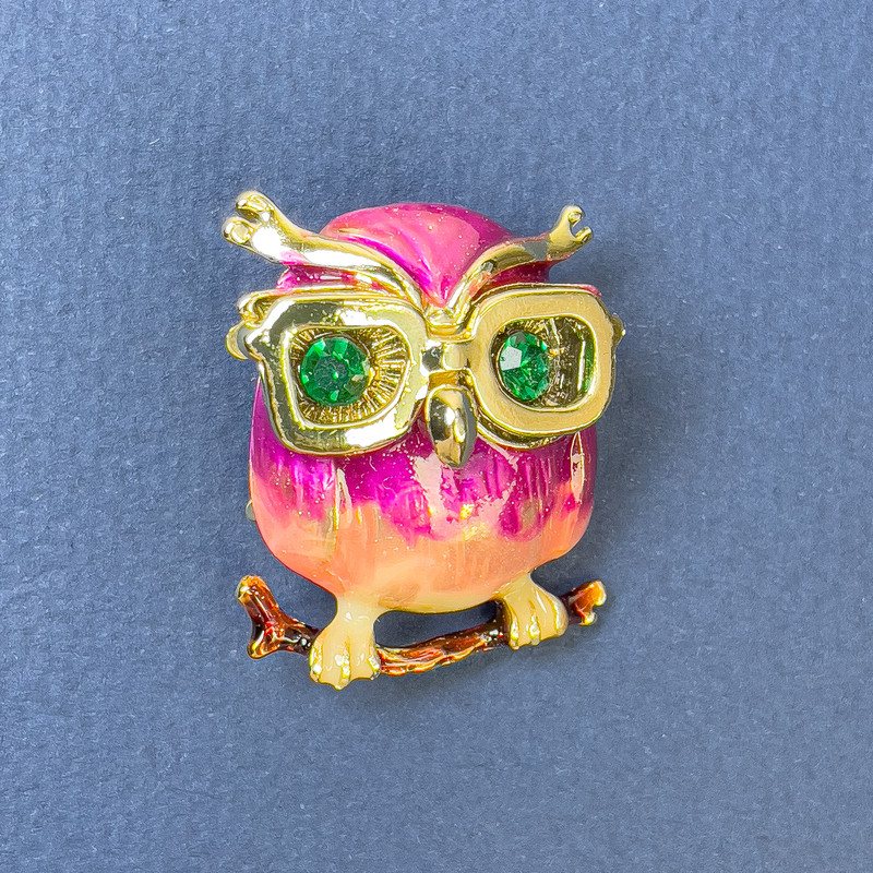 Eulenbrosche/Anhänger mit grünen Strasssteinen, rosa Emaille und goldfarbenem Metall, Durchmesser ca. 23 mm, Länge ca. 32 mm