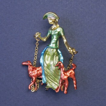 Brosche - Dame mit Hunden, auf Ketten, Emaille, goldfarbenes Metall, 32×45 mm +
