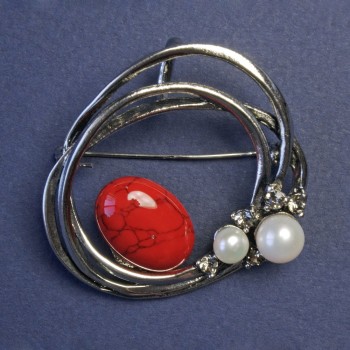 Brosche mit Koralle (künstlich) und Perlen, silberfarbene Metallfarbe, 43×41 mm+