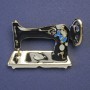 Brosche Nähmaschine, Emaille, goldfarbenes Metall, 30×42 mm+