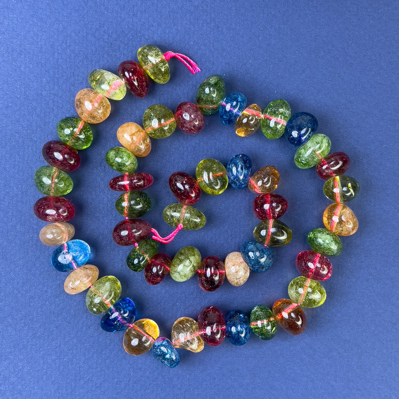 Facettierte Naturstein-Perlen assortiert, 12×8–10 mm ±, auf Schnur, Länge ca. 40 cm