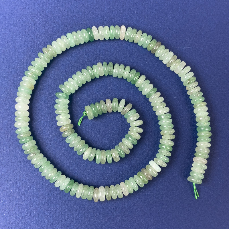 Jade Rondell-Perlen 6 × 2 mm ± auf einer Schnur, Länge ca. 38 cm