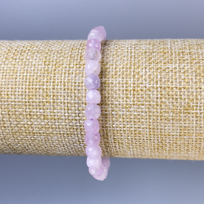 Armband aus facettiertem Kunzit, Würfelform, Durchmesser ca. 6 mm, Länge ca. 18 cm, mit elastischem Band