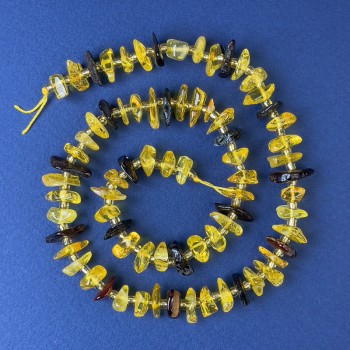 Bernstein-Chips, 10–12 × 4 mm ±, mit Rocailles, Durchmesser ca. 3 mm ±, auf einer Schnur, Länge ca. 38 cm