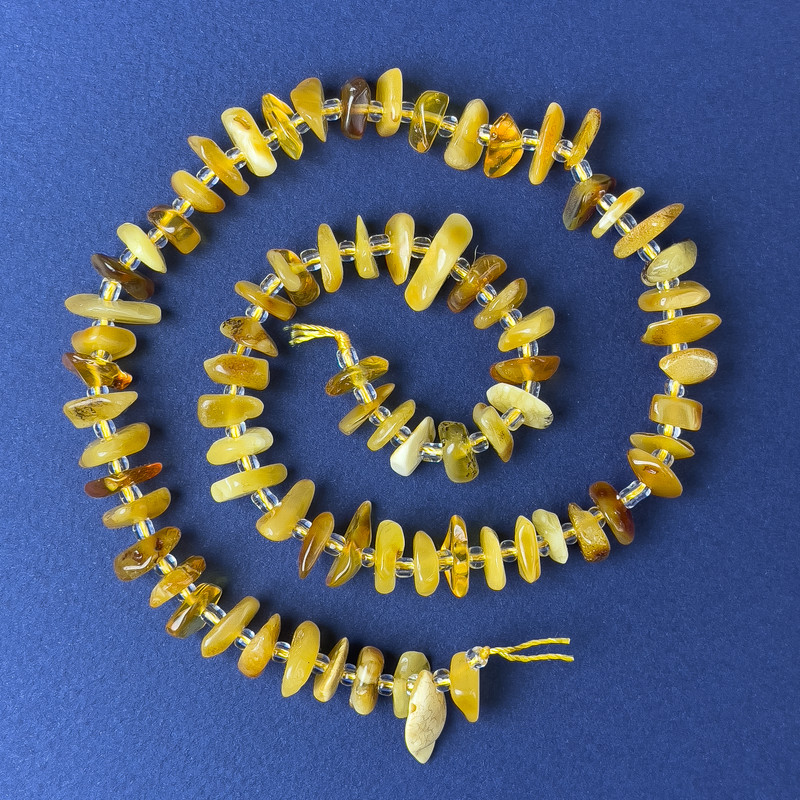 Bernsteinchips-Perlen, 10 × 3 mm ±, mit Glasperlen, Durchmesser 3 mm ±, auf Faden, Länge ca. 38 cm