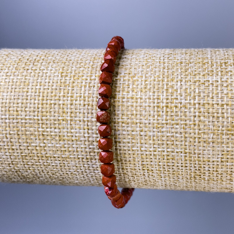 Armband aus rotem Jaspis, facettierte Würfel, Durchmesser ca. 5 mm, Länge ca. 18 cm, Stretcharmband