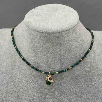 Choker aus Malachit, facettierte Würfel, Durchmesser ca. 2 mm, mit goldfarbenem Metallanhänger, Länge ca. 36–40 cm, mit Verschluss