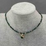 Choker aus Malachit, facettierte Würfel, Durchmesser ca. 2 mm, mit goldfarbenem Metallanhänger, Länge ca. 36–40 cm, mit Verschluss