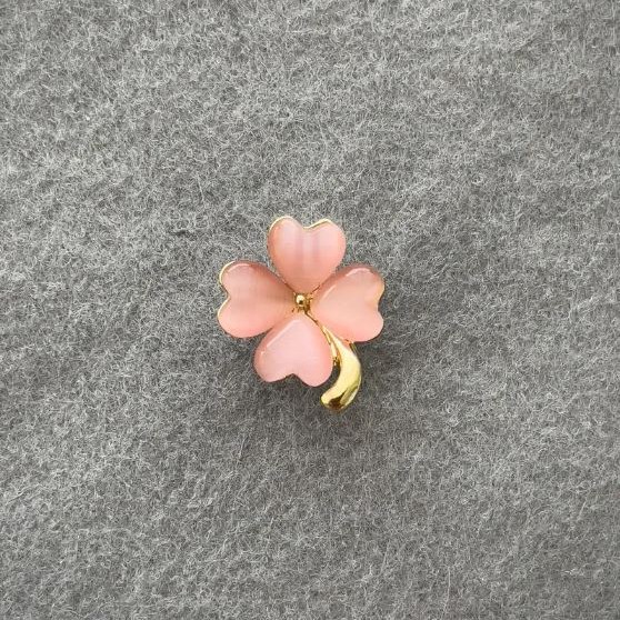 Brosche Vierblättriges Kleeblatt mit rosa Katzenauge, goldfarbenes Metall 21×16 mm+