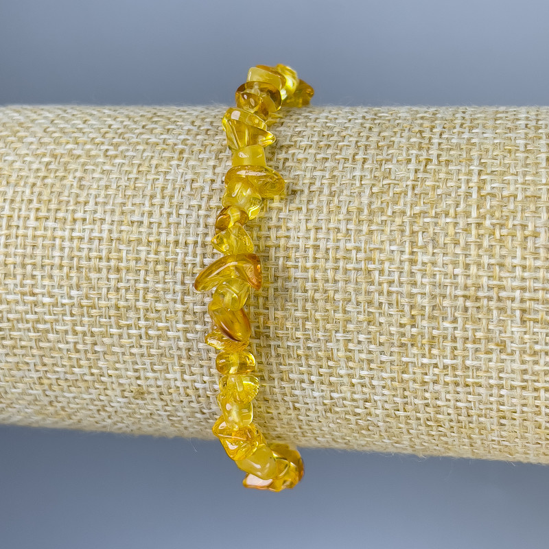 Armband aus Bernsteinstückchen, Durchmesser ca. 7 × 4 mm, Länge ca. 18 cm, Stretcharmband