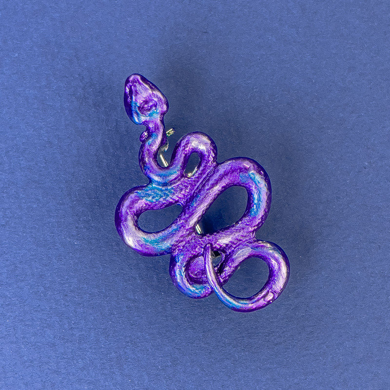 Brosche/Anhänger Schlange, violett-blau, silberfarbenes Metall, 37×22 mm+