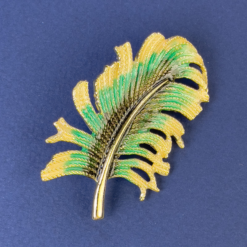 Brosche mit Anhänger Feder, Abmessungen ca. 51 x 30 mm, mehrfarbige Emaille, goldfarbenes Metall