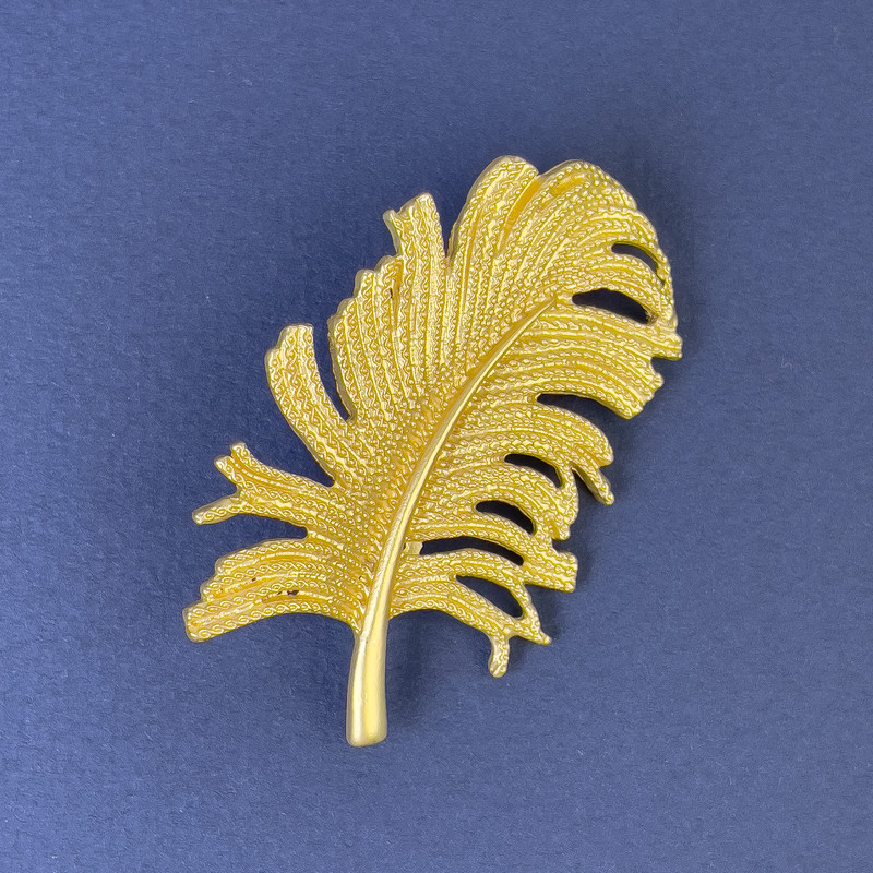 Brosche-Anhänger Feder, Durchmesser ca. 51 × 30 mm, goldfarbiges Metall