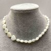 Perlmutt-Choker mit Herz aus Perlmuttkugeln, Durchmesser 5,5×9 mm ± Herzanhänger 12×12×4 mm ± silberfarbenes Metall, Länge 35–42 cm ± mit Verlängerungskette
