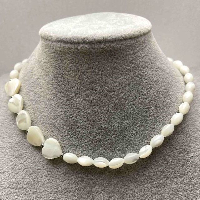 Perlmutt-Choker mit Herz aus Perlmuttkugeln, Durchmesser 5,5×9 mm ± Herzanhänger 12×12×4 mm ± silberfarbenes Metall, Länge 35–42 cm ± mit Verlängerungskette