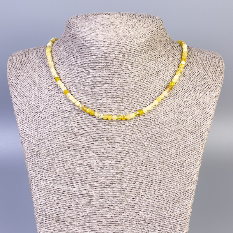 Kette aus gelbem Achat, facettierte Würfel, ca. 4x4 mm, Länge ca. 45 cm, mit Verschluss