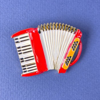 Brosche 'Akkordeon' rot, weiß, schwarz, Emaille, goldfarbenes Metall, 42×31 mm+