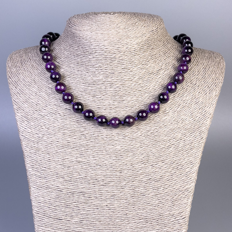 Violette Katzenaugen-Perlenkette, glatte Perlen, Durchmesser ca. 10 mm, Länge ca. 45 cm, mit Verschluss