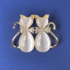 Katzenbrosche mit weißem Katzenauge, weißen Strasssteinen und goldfarbenem Metall, Durchmesser 31×38 mm +
