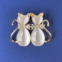 Katzenbrosche mit weißem Katzenauge, weißen Strasssteinen und goldfarbenem Metall, Durchmesser 31×38 mm +