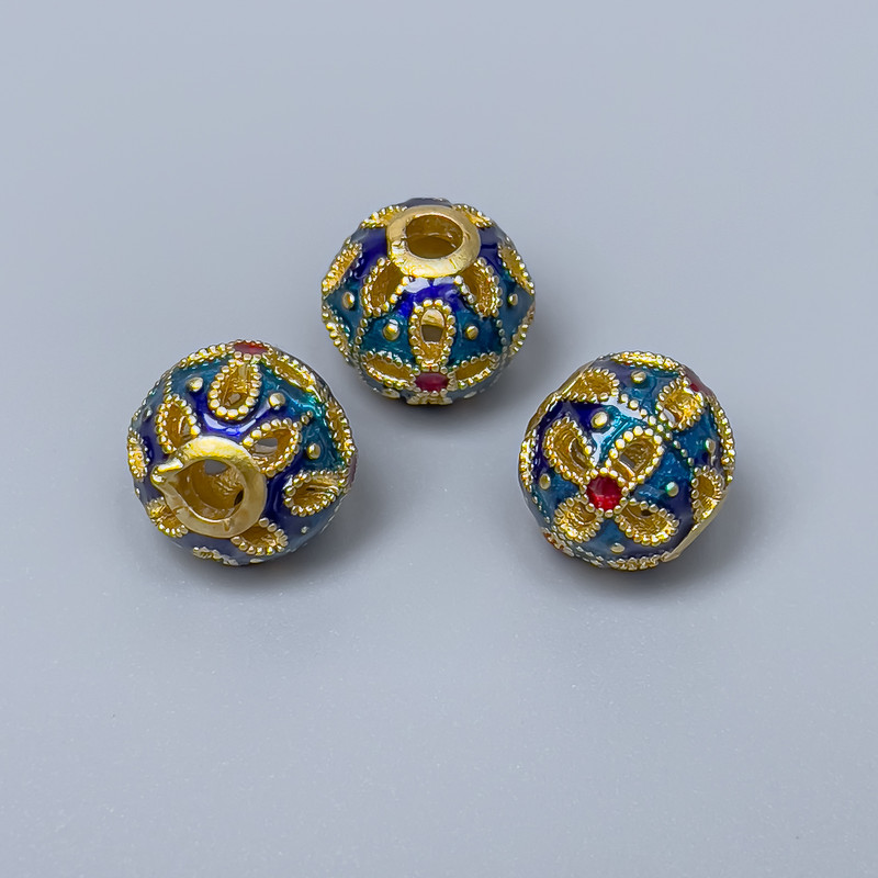 Cloisonné-Perle Pandora, blau, türkis und rot emailliert, Ø 11 mm ±, Bohrung 3 mm, goldfarbener Metallton, 1 Stück