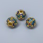 Cloisonné-Perle Pandora, blau, türkis und rot emailliert, Ø 11 mm ±, Bohrung 3 mm, goldfarbener Metallton, 1 Stück