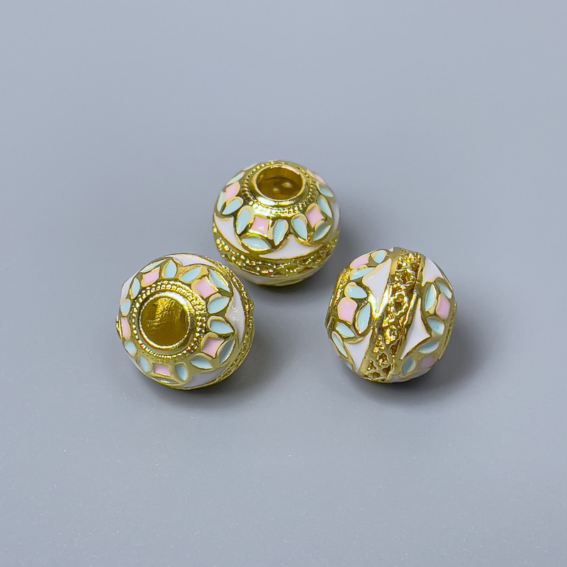 Cloisonsperle rosa-weiße Emaille, Durchmesser 10×9 mm, Lochdurchmesser 3,5 mm, goldfarbener Metallton, 1 Stück
