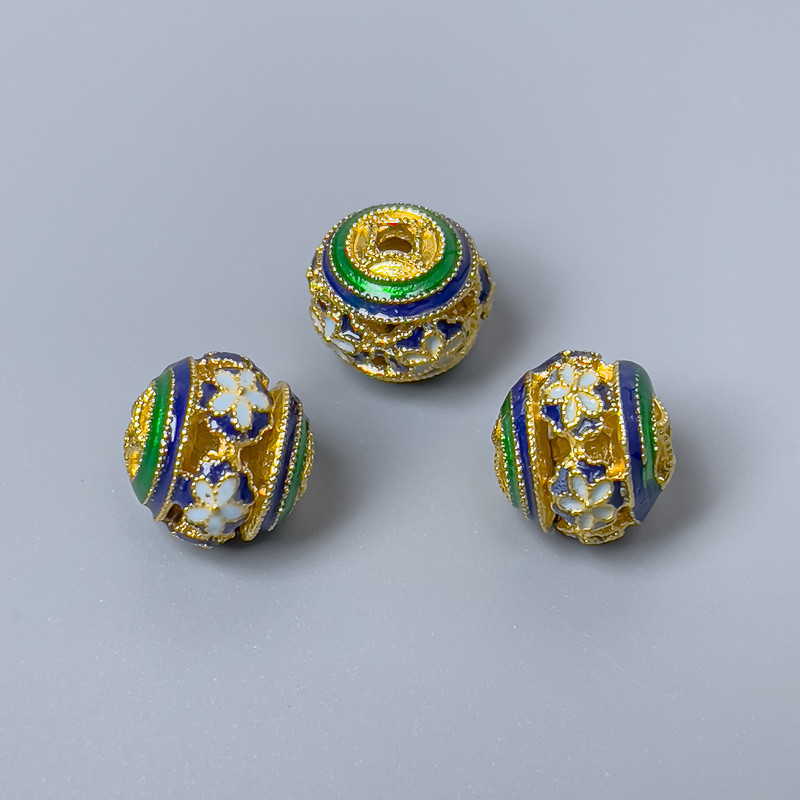 Kloisonne-Perle, grün-blau-weiß emailliert, Durchmesser ca. 10 mm, Loch Ø ca. 1,8 mm, goldfarbenes Metallfinish, 1 Stück