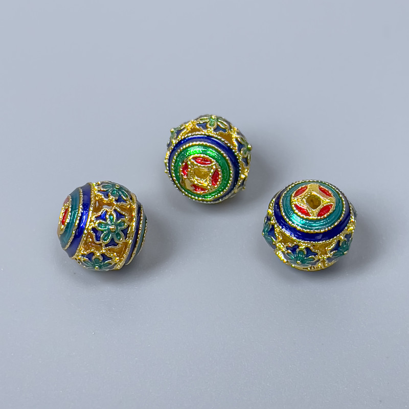 Kloisonierte Emaille-Perle – Blau, Rot, Türkisblau und Grün, Emaille, Durchmesser ca. 10×9 mm, Loch Ø 1,5 mm, goldfarbener Metallton, 1 Stück
