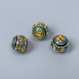 Kloisonierte Emaille-Perle – Blau, Rot, Türkisblau und Grün, Emaille, Durchmesser ca. 10×9 mm, Loch Ø 1,5 mm, goldfarbener Metallton, 1 Stück