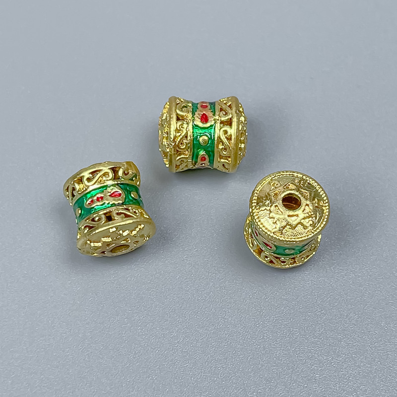 Cloisonné-Perle Zylinder, grün-rote Emaille, Durchmesser 8×10 mm, Lochdurchmesser 2 mm, goldfarbener Metallton, 1 Stück