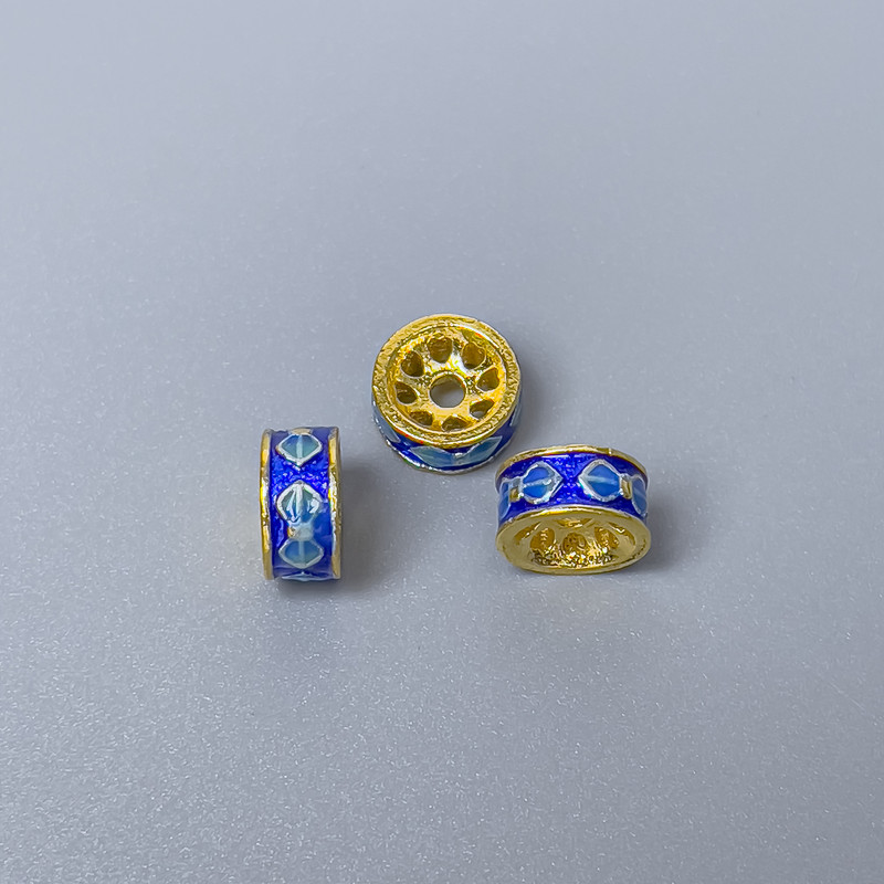 Cloisonné Rondellperle blau-hellblaue Emaille, Durchmesser 8×4 mm, Lochdurchmesser 1,8 mm, goldfarbener Metallton, 1 Stück