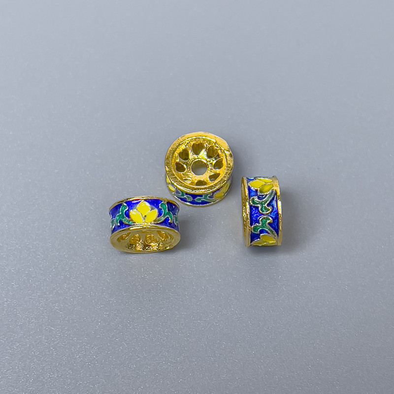 Cloisonsperle Rondell blau-gelb-grün Emaille, Durchmesser ca. 8×4 mm, Lochdurchmesser ca. 1,8 mm, goldfarbener Metallton, 1 Stück