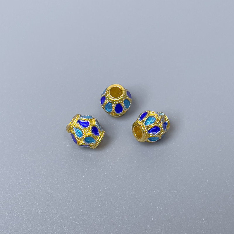 Cloisone-Perle blau-hellblaue Emaille, Durchmesser 6×7 mm, Lochdurchmesser ca. 2–3 mm, goldfarbene Metallfarbe, 1 Stück