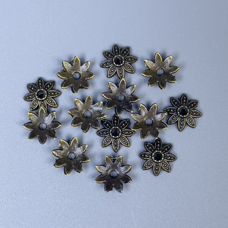 Bead Cap aus bronzefarbenem Metall, Durchmesser ca. 7 × 0,5 mm, Lochdurchmesser ca. 0,5 mm, Verpackung 70 Stück