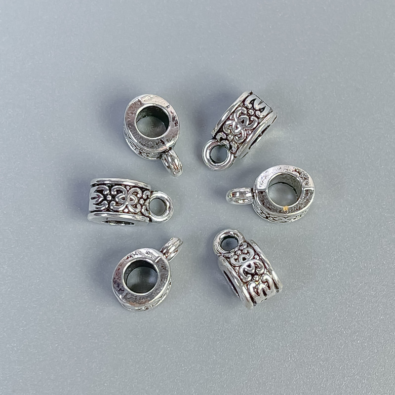 Silberfarbene Anhängeröse – Bail-Furnitur, Farbe Silber, Abmessungen 10×5×6 mm ± Öffnungen Ø4 mm ±, Ø2 mm ± Verpackung 20 g (~28 Stück)