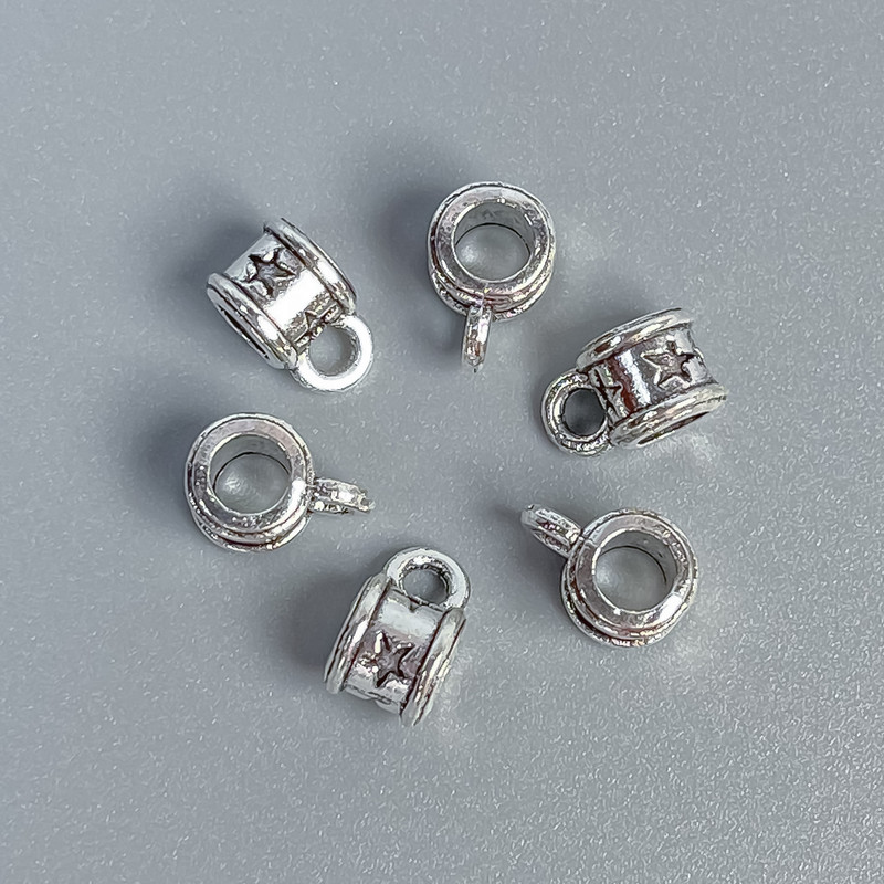 Silberfarbener Bail – Schmuckzubehör, Maße 8×5×6 mm ±, Öffnungen Ø 3 mm ±, Ø 2 mm ±, Verpackung 20 g (~54 Stück)