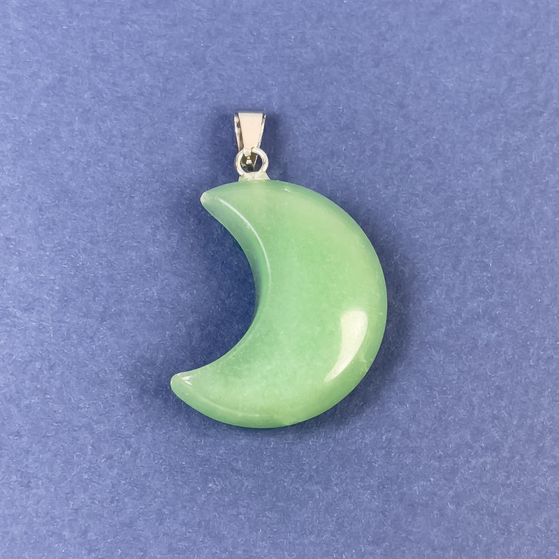 Mondanhänger aus Nephrit, natürlicher Edelstein 25×20×9×32 mm+