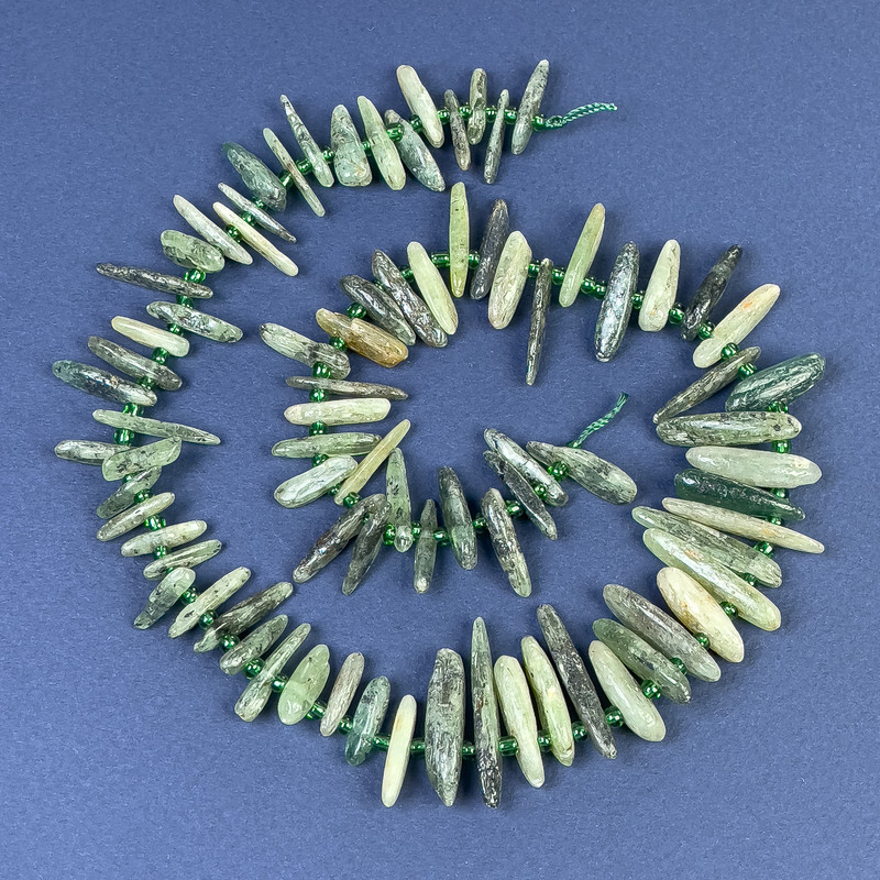 Kyanit-Chip-Perlen auf Schnur 42 cm