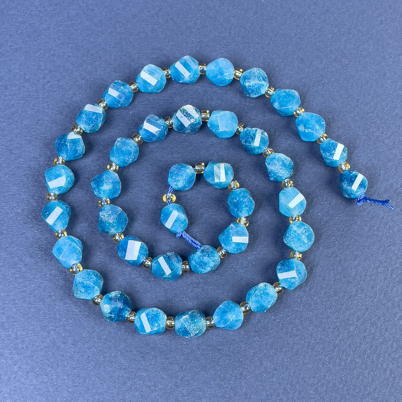 Apatit facettierte Perlen rhombus 8×7 mm ± mit Rocailles auf der Schnur, Länge 38 cm+