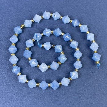 Aquamarin facettierte Rhombus-Perlen 8x8mm +/- mit Seedperlen auf der Schnur, Länge 37 cm+