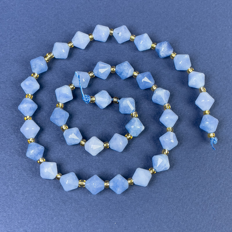 Aquamarin facettierte Rhombus-Perlen 8x8mm +/- mit Seedperlen auf der Schnur, Länge 37 cm+