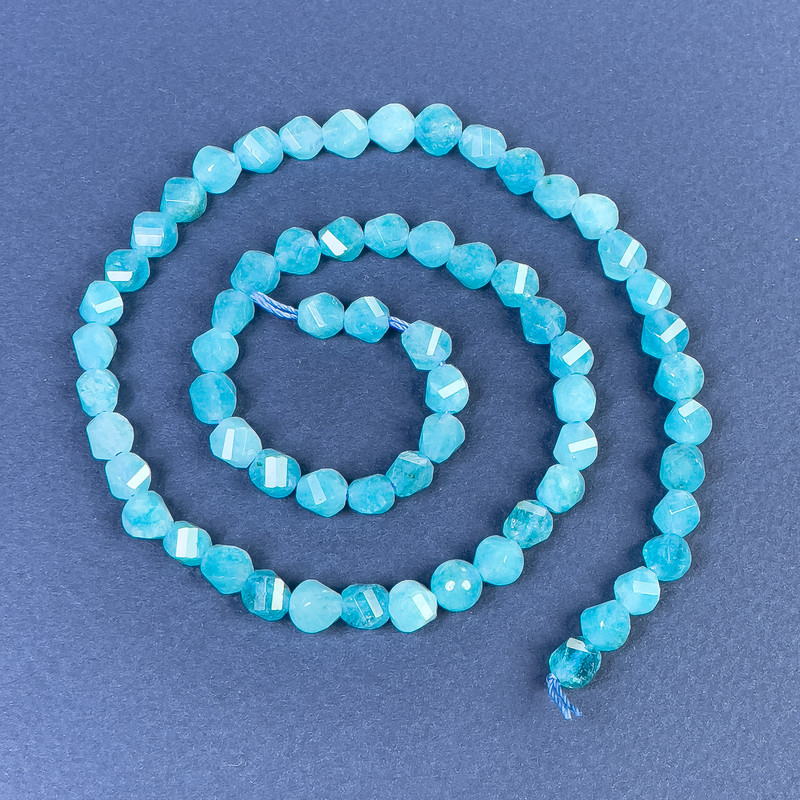 Aquamarin facettierte Rhombus-Perlen 6×5 mm, auf Faden, Länge 39 cm