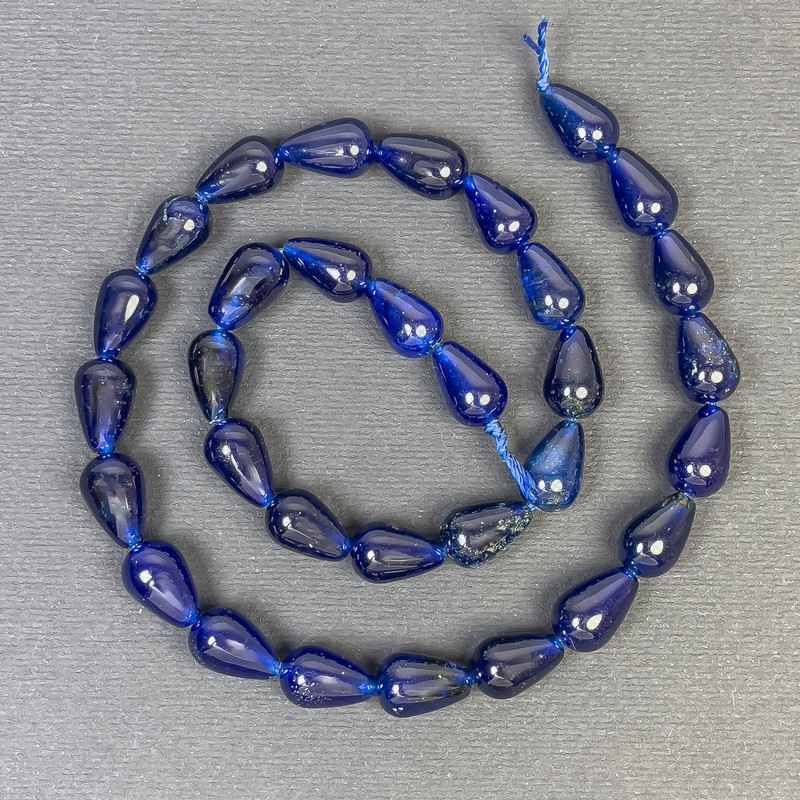 Perlen aus gefärbtem Quarz in Tropfenform, 12 × 8 mm, auf Schnur, Länge 38 cm+