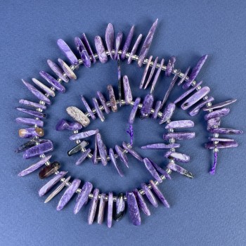 Charoit-Chips-Perlen 15–19 × 2–6 mm ± mit Seed-Beads auf dem Faden, Länge 40 cm+