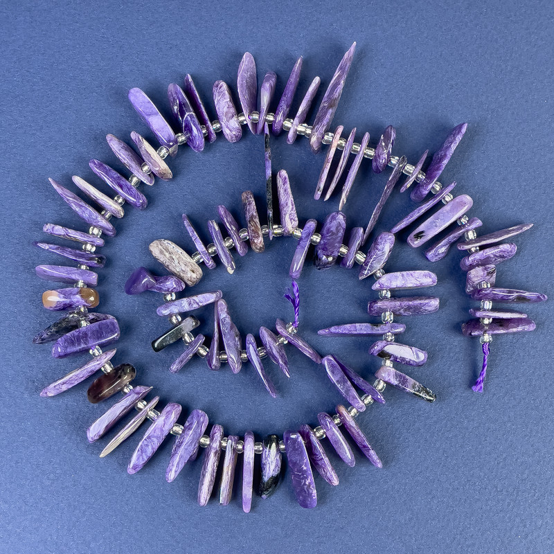 Charoit-Chips-Perlen 15–19 × 2–6 mm ± mit Seed-Beads auf dem Faden, Länge 40 cm+