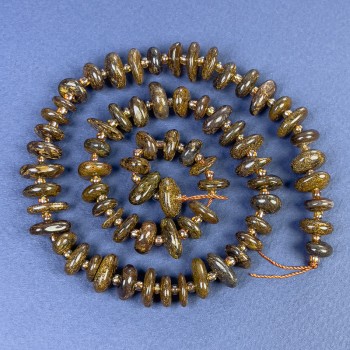 Bronzitperlen, Trommelbearbeitet 8–10×4 mm ±, mit Seedperlen auf der Schnur, Länge 40 cm+