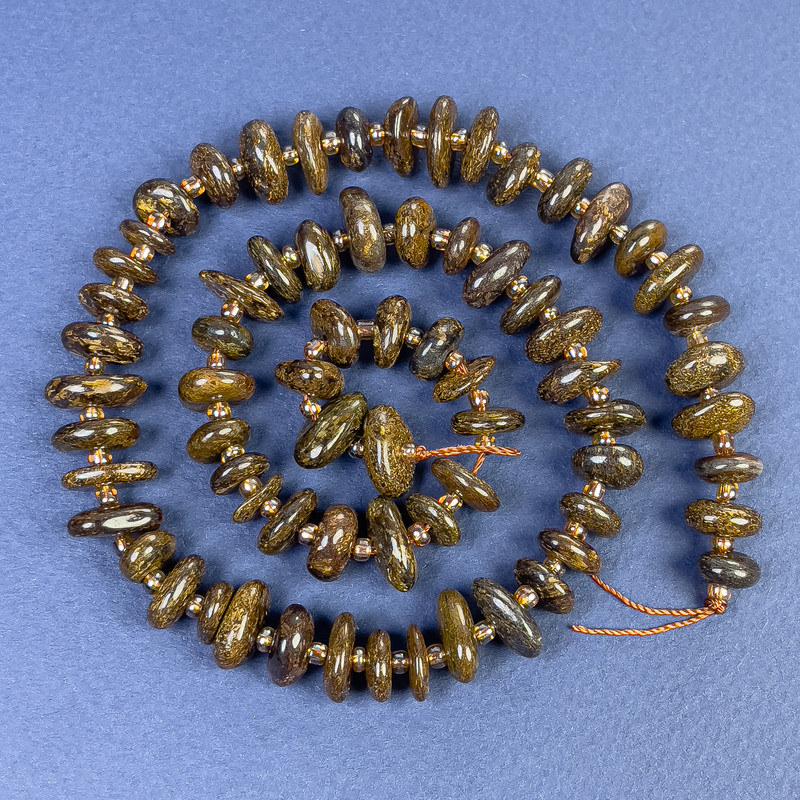 Bronzitperlen, Trommelbearbeitet 8–10×4 mm ±, mit Seedperlen auf der Schnur, Länge 40 cm+